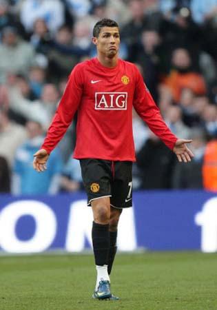 阿莫林被解雇后与妻子微笑现身