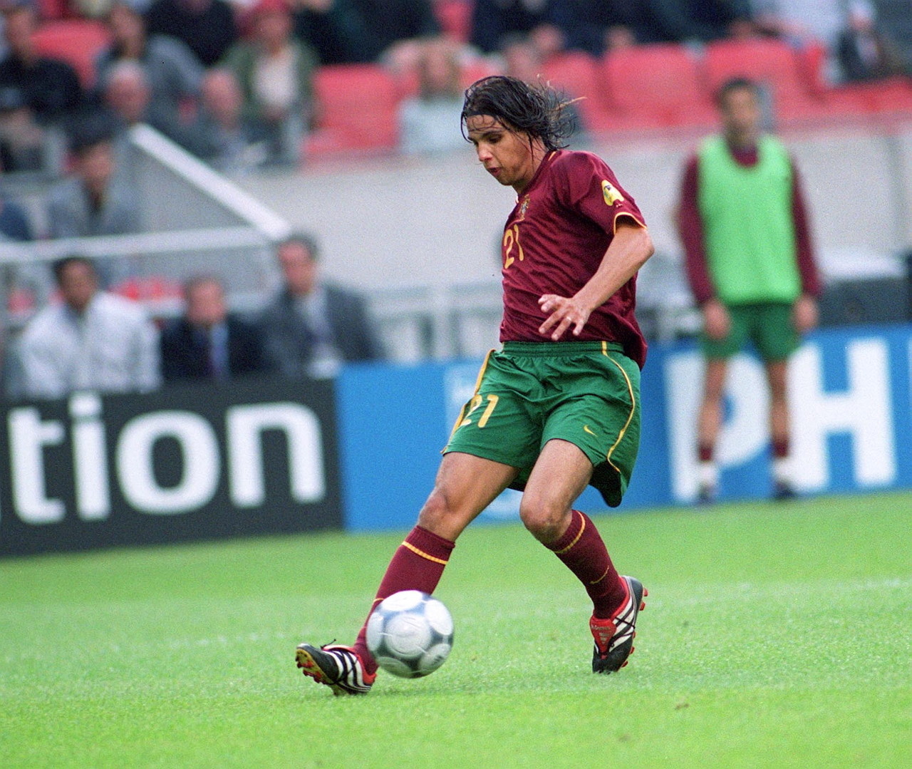 一个回3个T！2人被直接驱逐出场，判罚引热议