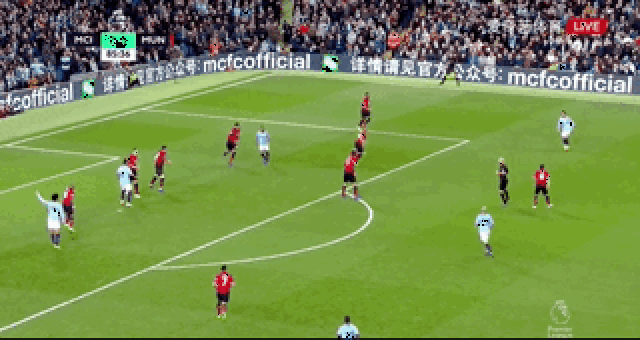 勇士主场力克雄鹿，库里砍下31分全队表现亮眼