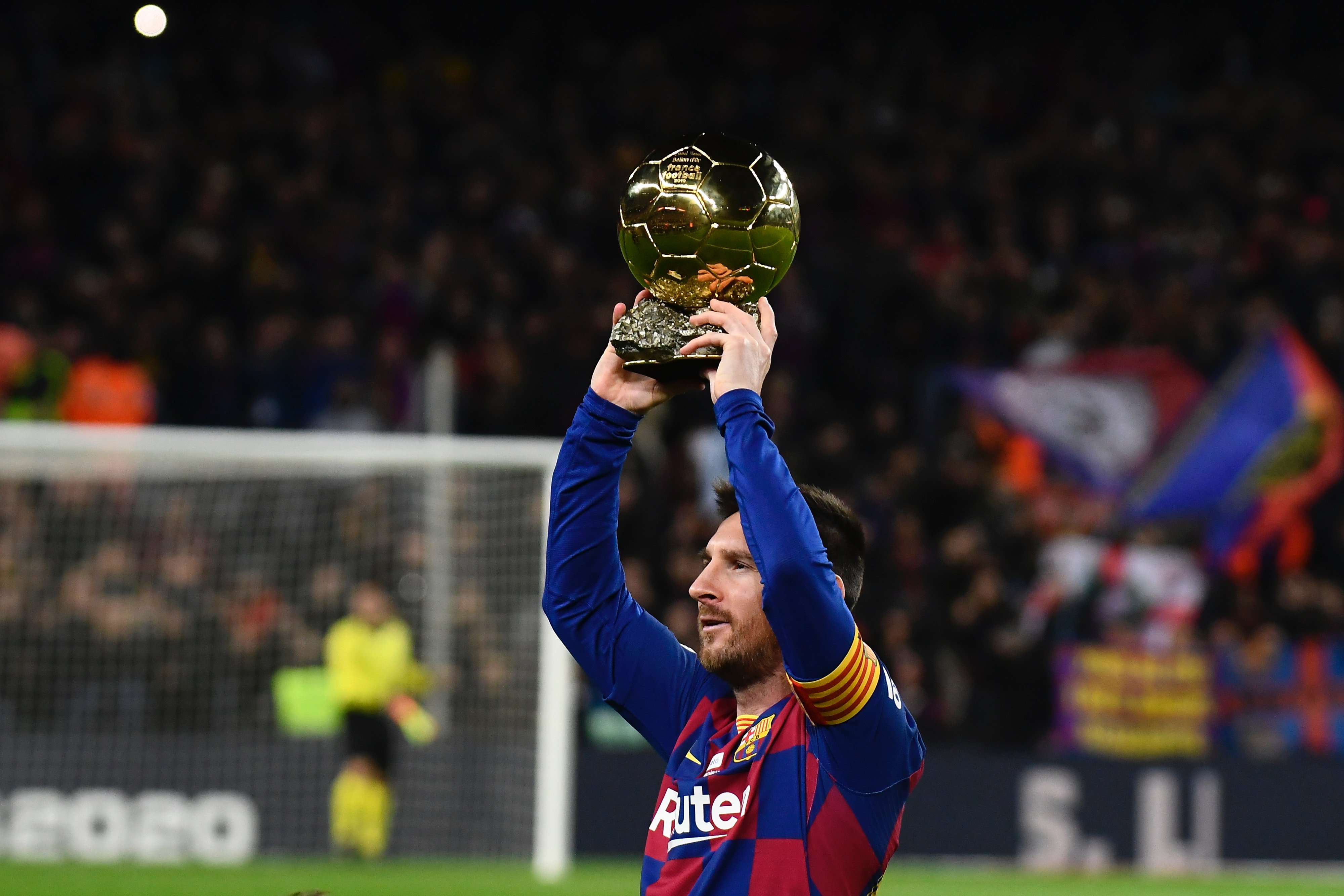 彻底爆发！勇士全队怒怼裁判，库里遭对手恶劣犯规引发强烈抗议