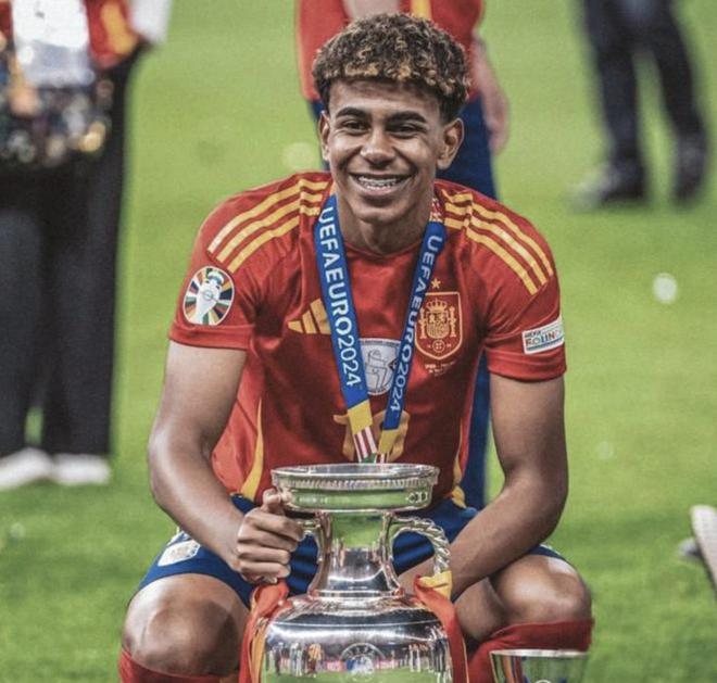 记者：曼联小将塞古-科内在洛桑体育训练，还踢了一场友谊赛